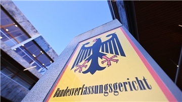 Hauseingangsschild mit dem Schriftzug "Bundesverfassungsgericht