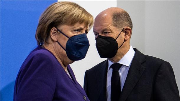 Corona-Aufarbeitung entzweit Ampel Nach dem Wahlsieg von Olaf Scholz kämpften Angela Merkel und er vorübergehend gemeinsam gegen Corona.