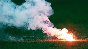 Nach dem Werfen von Böllern durch Fans von Djurgarden wurde das Stockholmer Derby unterbrochen.