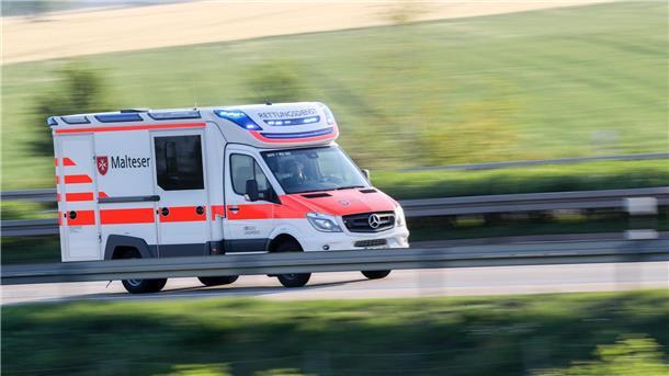 Lastwagen und Radfahrer stoßen zusammen - Mann stirbt Nach dem Zusammenstoß mit einem Lastwagen ist ein lebensgefährlich verletzter Radfahrer im Krankenhaus gestorben. (Symbolbild)