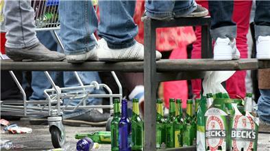 Nach den Massenversammlungen in Bremen wird an den Wochenenden der Alkoholverkauf in Supermärkten und Kiosken eingeschränkt. Diese Regelung gilt aber nur für Bremen, nicht für Bremerhaven.
