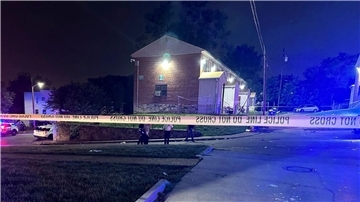 Nach den Schüssen sperrt die Polizei den Tatort im Stadtteil Brooklyn Homes in baltimore ab.