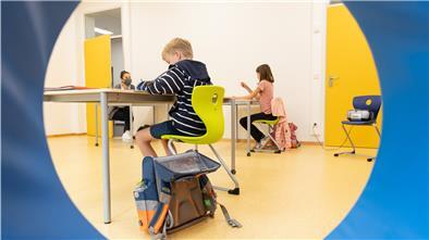 Nach den Sommerferien sollen in Niedersachsen möglichst alle Schüler wieder gemeinsam in der Klasse sitzen. Schule wie immer also – mit einigen Einschränkungen. Doch das ist nur eines von drei möglichen Szenarien. Wie stellen sich die Schulen im Kreis Cuxhaven darauf ein?
