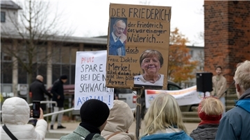 Menschen demonstrieren vor der Großen Kirche