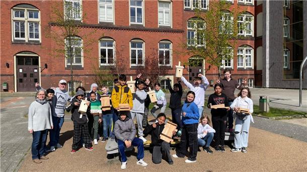 Nach den zwei Unterrichtsstunden zeigen die Kinder stolz ihre selbst gebauten Quartiere. In der nächsten Woche werden sie mit dem Hausmeister auf dem Schulgelände aufgehängt.