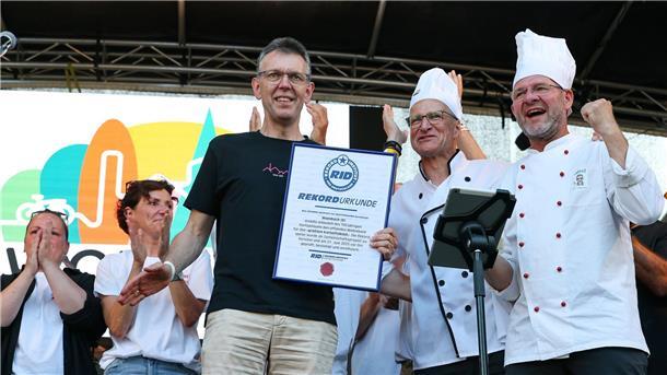 Wombacher kochen 465 Kilogramm schweren Rekord-Kloß Nach der Aktion gab es eine Urkunde für den Rekord.