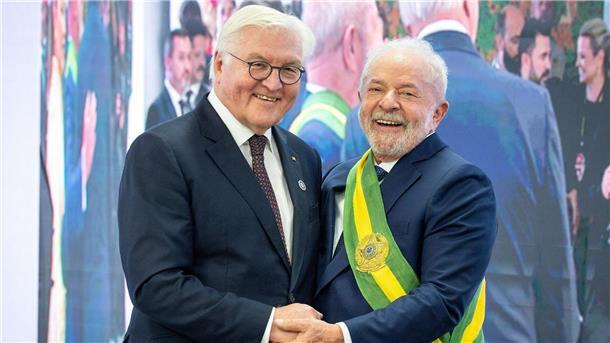 Regierungswechsel in Brasilien - Lula vereidigt Nach der Amtseinführung: Bundespräsident Frank-Walter Steinmeier und der brasilianische Präsidenten Luis Inacio Lula da Silva.