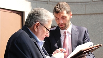 Nach der Auktion bekommt Jeff Gural (l) von Auktionator Matthew Mannion einen Stift gereicht.