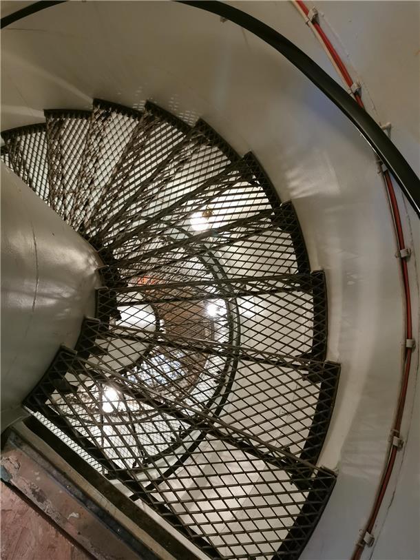 Nach der Außenleiter geht es innen auf der Wendeltreppe weiter.