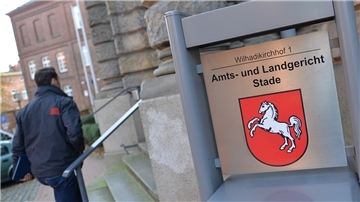 Nach der Brandserie am Kreishaus in Cuxhaven sitzt der mutmaßliche Täter jetzt auf der Anklagebank des Landgerichts Stade.