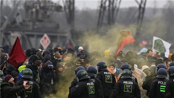 Lützerath bis auf zwei Aktivisten im Tunnel geräumt Nach der Demo am Samstag gibt es gegenseitige Vorwürfe: Aktivisten sehen Polizeigewalt, die Polizei spricht von verletzten Einsatzkräften.