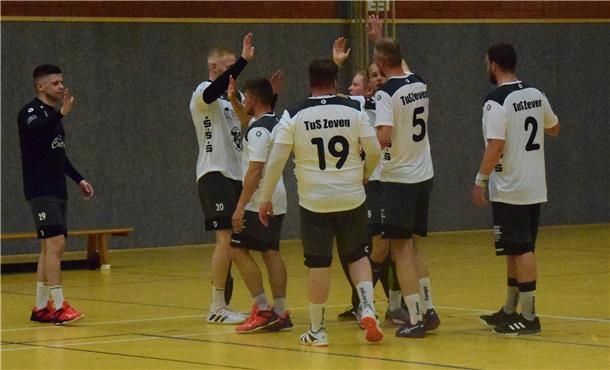 Zum Saisonstart schlägt der TuS Zeven den ATS Bexhövede Jubel nach dem Spiel
