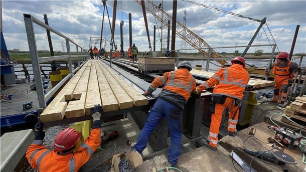 Nach Brücken-Crashs an der Hunte: Hafenwirtschaft springt in die Bresche Eine Behelfseisenbahnbrücke wird an der Hunte bei Elsfleth installiert.