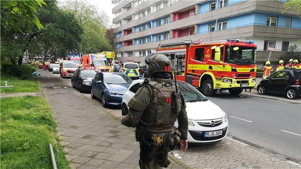 Nach der Explosion in einem Ratinger Hochhaus hat die Polizei eine Leiche gefunden.