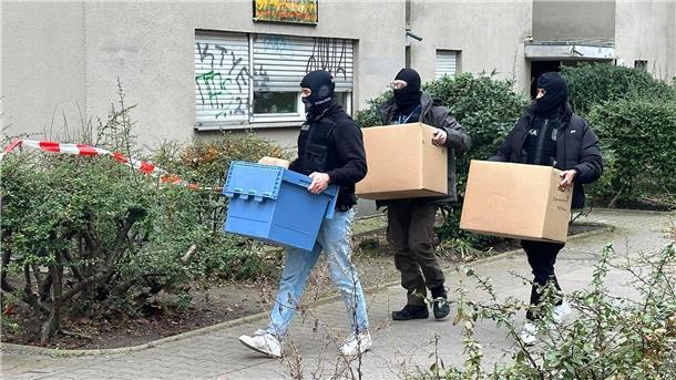 Schwere Kriegswaffen bei Ex-RAF-Terroristin gefunden Nach der Festnahme von Daniela Klette setzt die Berliner Polizei ihren Einsatz in der Wohnung der früheren RAF-Terroristin fort.