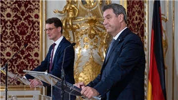 Nach der gemeinsamen Kabinettssitzung von Nordrhein-Westfalen und Bayern halten die Ministerpräsidenten Wüst (l) und Söder eine Pressekonferenz ab.