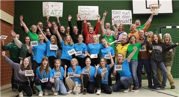 Nach der Heimkehr organisierten Freunde und Familien noch einen Überraschungsempfang in der Sporthalle. Die 2. Vorsitzende: Carmen Krause begrüßte alle TeilnehmerInnen herzlichst und würdigte, dass Wohnste in Süddeutschland gut vertreten wurde.