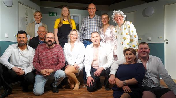 „Frelsdorper Theaterlüüd“ beeindrucken selbst den Autoren des Theaterstücks Darsteller, Autor und Regisseur versammeln sich zum Gruppenfoto auf der Bühne