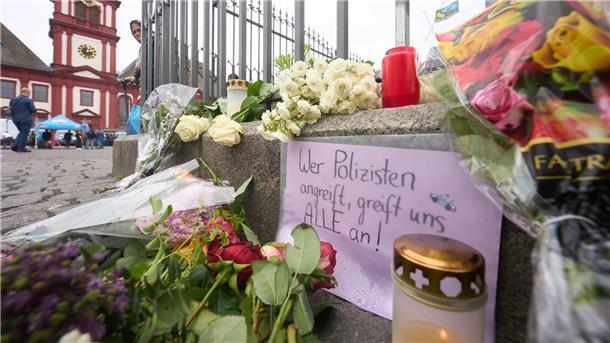 Nach der Messerattacke in Mannheim erinnern Kerzen und Blumen an die Opfer.