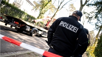 Nach der Messerattacke: Die Polizei hat den Tatort abgesperrt.