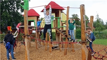 Kinder spielen auf Spielgeräten