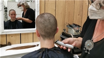 Nach der Rasur des Kopfes bleiben nur noch einen Millimeter kurze Haare.