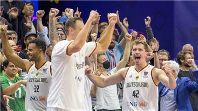 Medaillen-Traum der Basketballer lebt Nach der Schlusssirene kannte der Jubel im deutschen Team und bei den Fans keine Grenzen mehr.