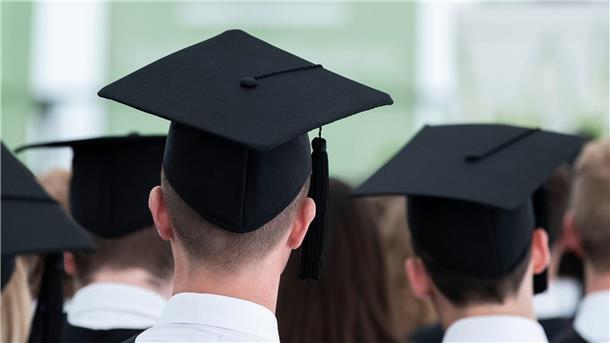 Nach der Schule kann ein Studium folgen und mit solchen Hüten der Abschluss gefeiert werden.