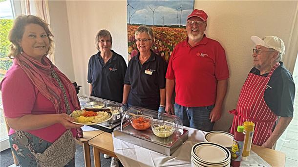 Nach der Spende gehts zur Stärkung ans Buffet (von links): Spenderin Edeltraud Jungvogel sowie Anke Lübs-Lührs, Karin Holst, Georg Runne und Helmut Söhl als Unterstützer vom DRK.