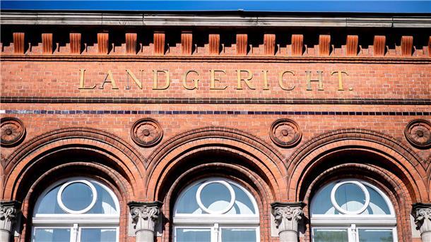 Ein Klinkerbau mit runden Fensterbögen über denen Landgericht steht.