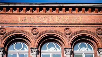 Ein Klinkerbau mit runden Fensterbögen über denen Landgericht steht.