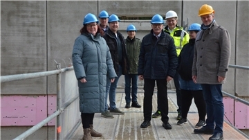 Nach der Verbandsversammlung haben sich einige interessierte Versammlungsteilnehmer von Dr. Stefan Kohl (rechts) und dem technischen Leiter des Wasserverbandes, Matthias Laue (hinten, rechts), die große Baustelle am Oereler Wasserwerk zeigen lassen.