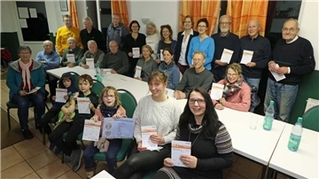 Nach der Verleihung der Urkunden stellte sich die „Sportabzeichengemeinde“ im Vereinsheim zum Gruppenfoto auf.