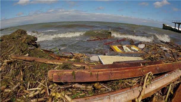 Nach der Zerstörung des Kachowka-Staudamms haben Trümmer die Strände des Schwarzen Meeres bei Odessa erreicht.