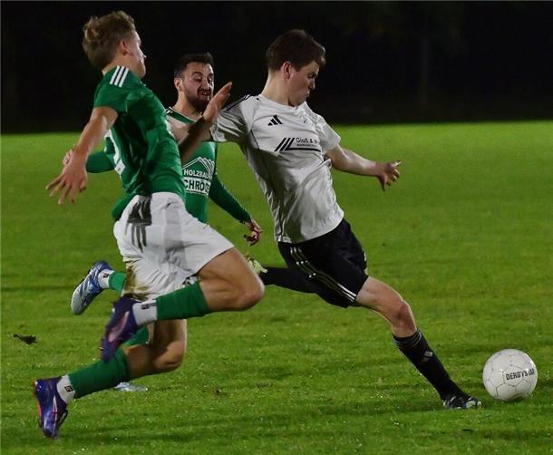 Ippensen/Wohnste feiert in Unterstedt den ersehnten ersten Saisonsieg Nach eigenem Ballgewinn vergibt Patrick Behrens (rechts) in der 34. Minute die bis dahin beste Gelegenheit. Verfolgt wird er von Silas Rinne und Nisar Atris.