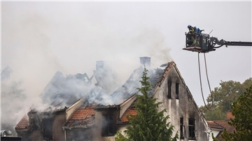 Nach einem Brand in einem Haus sind drei Frauen tot aufgefunden worden.