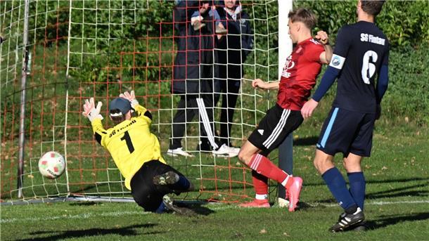 Nach einem Freistoß und einer Ablage von Kristian Reitmann erzielt MTV-Stürmer Matheo Schulz den 1:1-Ausgleich. 