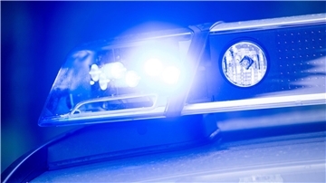 Ein Blaulicht leuchtet an einer Polizeistreife.  Nach einem Frontalzusammenstoß am Mittwochnachmittag musste die L120 zeitweise voll gesperrt werden. Zwei Fahrzeuge wurden bei dem Unfall stark beschädigt und mussten abgeschleppt werden.