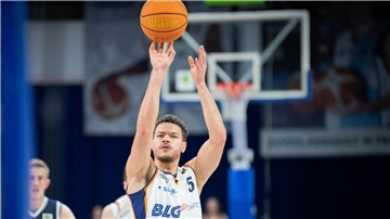 Ein Basketballer führt einen Freiwurf aus. Er trägt das Trikot der Eisbären Bremerhaven. 