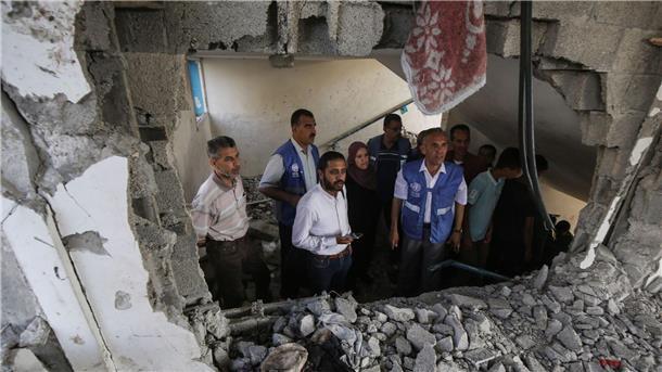 Israelische Armee greift Schule erneut an Nach einem israelischen Angriff auf eine vom UN-Palästinenserhilfswerk UNRWA betriebene Schule im Geflüchtetenlager Nuseirat müssen die Schäden begutachtet werden.