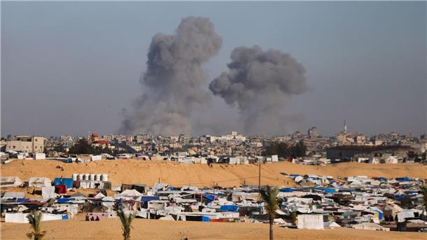 Nach einem israelischen Luftangriff östlich von Rafah im Gazastreifen steigt Rauch auf.