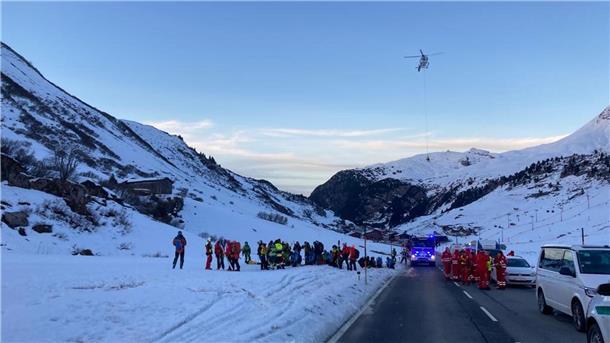 Nach einem Lawinenabgang im freien Skigebiet von Lech/Zürs gab es eine große Suchaktion nach möglichen Opfern.
