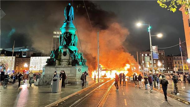 „Schande über Irland gebracht“: Krawalle erschüttern Dublin Nach einem Messerangriff kam es in Dublin zu Ausschreitungen.