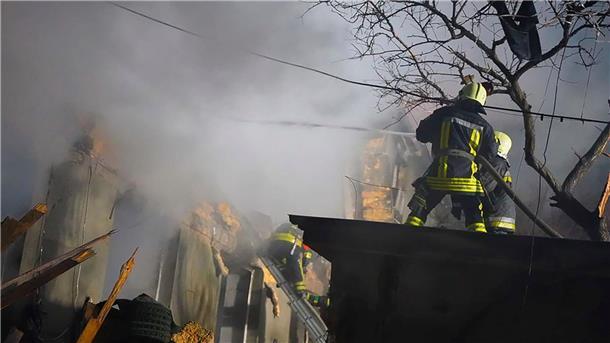 Nach einem russischen Angriff löschen Feuerwehrleute in Odessa ein brennendes Gebäude.