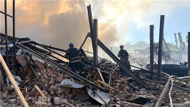 Krieg gegen die Ukraine: So ist die Lage Nach einem russischen Drohnen- und Raketenangriffen löschen Einsatzkräfte in Krywyj Rih einen Brand.