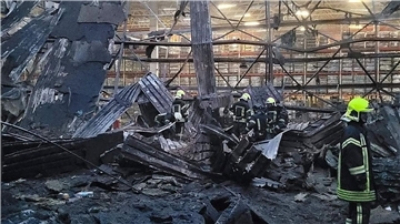 Nach einem russischen Luftangriff auf Odessa Mitte Juni löschen Feuerwehrleute einen Brand in einem Lagergebäude. Nun hat Russland die Schwarzmeerstadt erneut angegriffen.