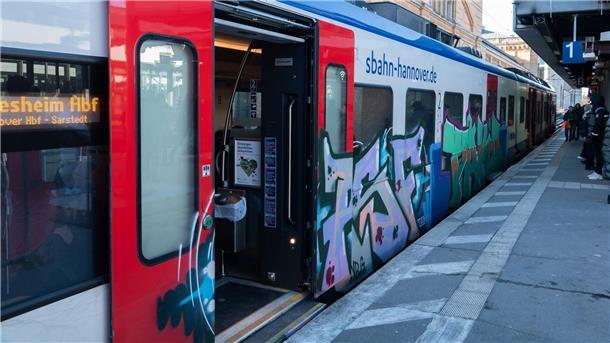 Nach einem Schaden an einer Bahnstrecke gibt es bei der S-Bahn Hannover viele Störungen. (Symbolbild)
