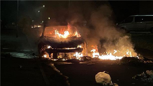 Tödliche Verfolgungsjagd? Polizei in Wales unter Druck Nach einem schweren Verkehrsunfall im walisischen Cardiff kam es in der Nacht zu schweren Ausschreitungen.