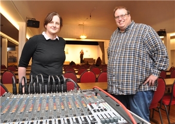 Nach einem sehr arbeitsaufwendigen und nervenzehrenden Umzug von Friedrich-August-Hütte nach Abbehausen freuen sich der Leiter der Niederdeutschen Bühne Nordenham, Torsten Lange, und seine Stellvertreterin Jane Kleidon, dass es nun endlich wieder losgeht. Am Freitag feiern die Plattdüütschen im Abbehauser Dorfkrug Premiere mit der Komödie "Dartig".