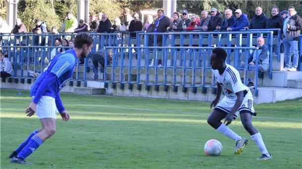 Nach einem seiner sehenswerten Dribblings erzielte Armel Arakaza in der 93. Minute den 4:1-Endstand für den TuS Zeven.